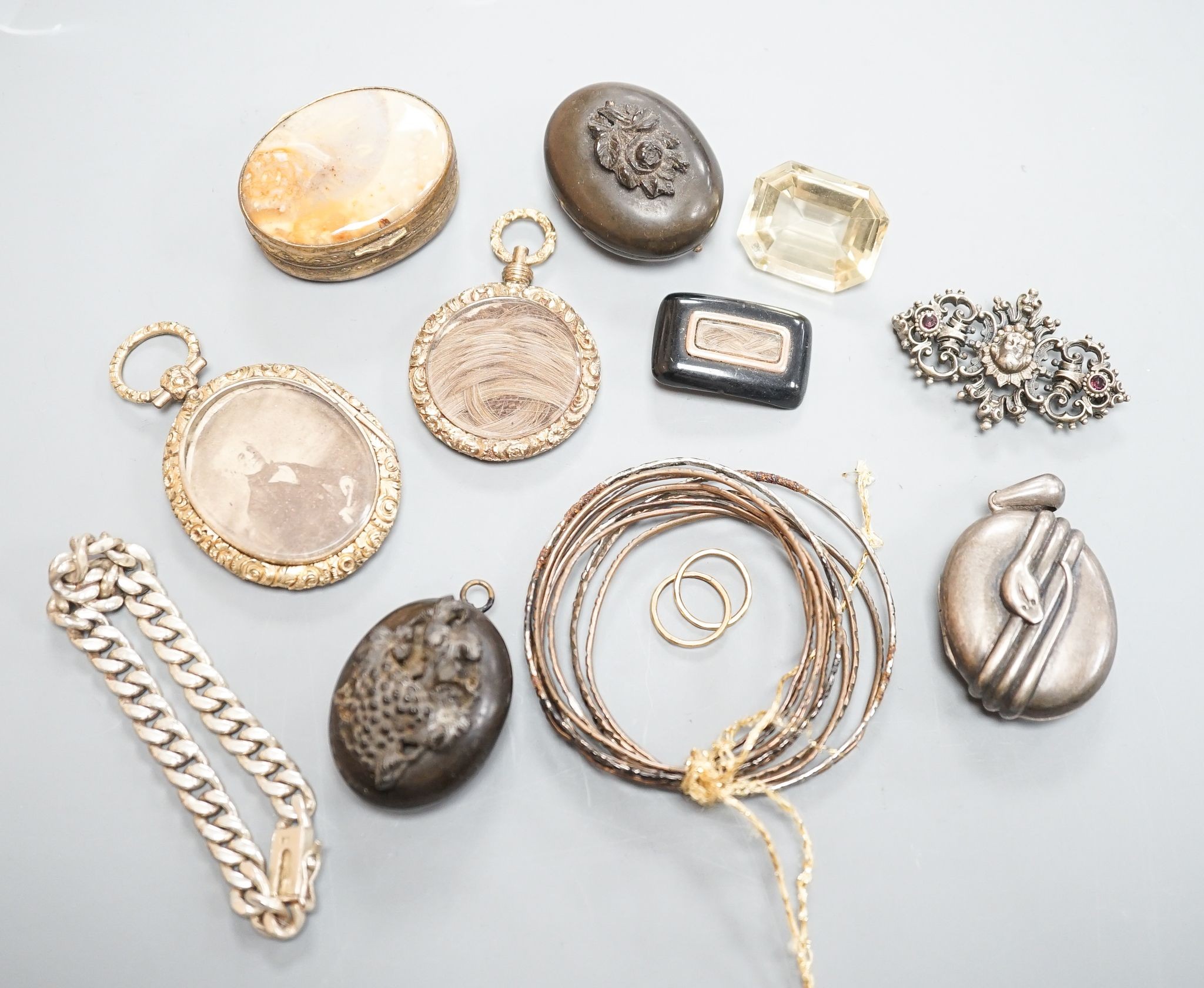 Sundry jewellery, including yellow metal overlaid mourning pendant with plaited hair, George III mourning brooch(a.f.), lockets, bracelet, unmounted cut citrine, etc.
